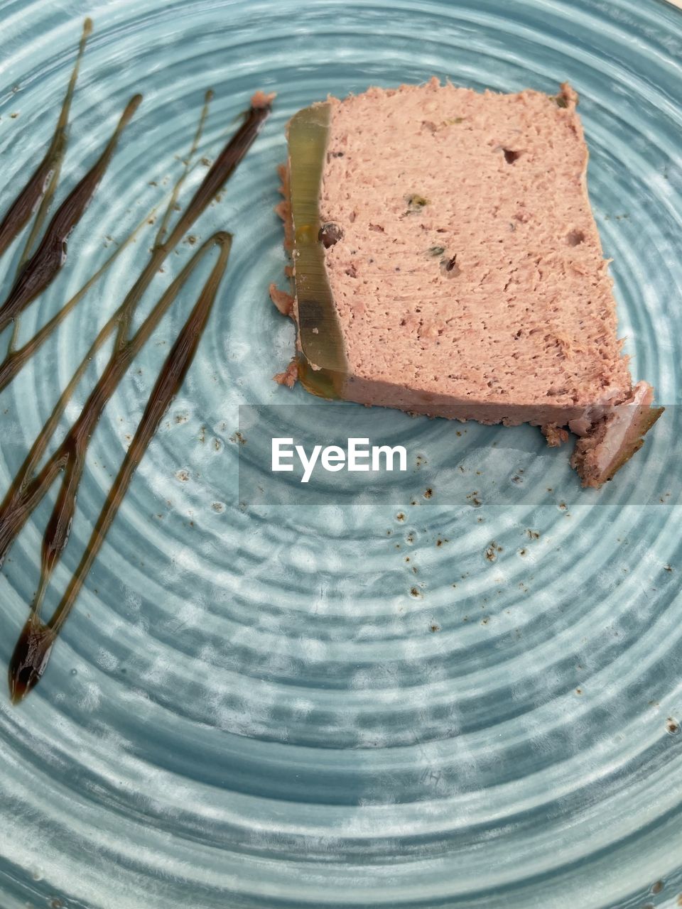 chocolate cake, food and drink, food, plate, dessert, icing, sweet food, sweet, no people, freshness, cake, chocolate, baked, high angle view, temptation, close-up, still life, kitchen utensil, chocolate brownie, indoors, produce, eating utensil
