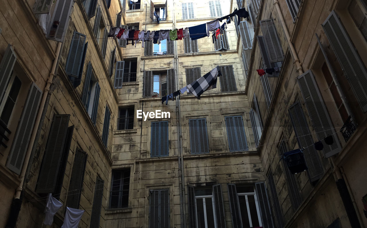 LOW ANGLE VIEW OF BUILDINGS IN CITY