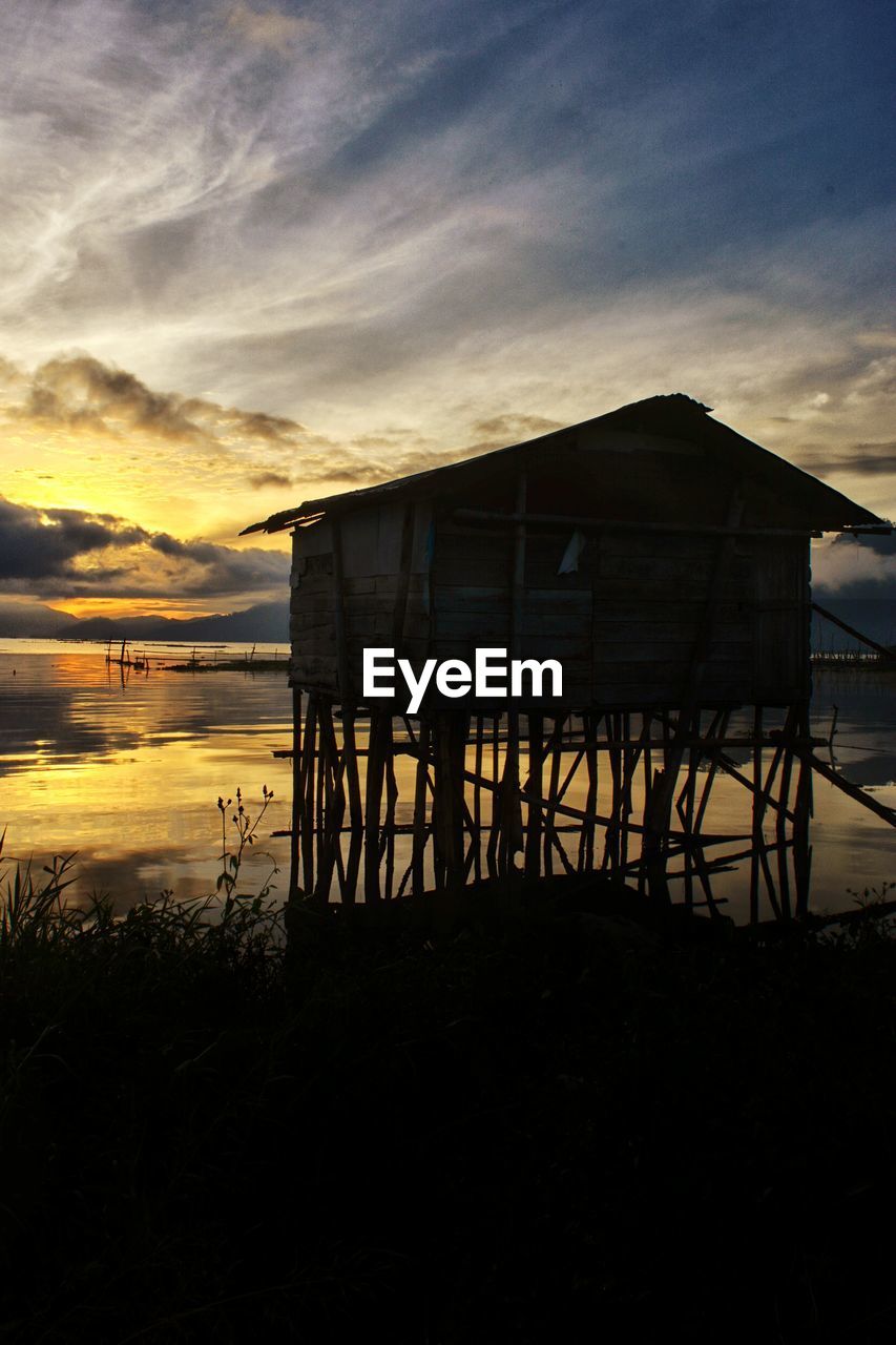 SCENIC VIEW OF SEA AGAINST BUILDING