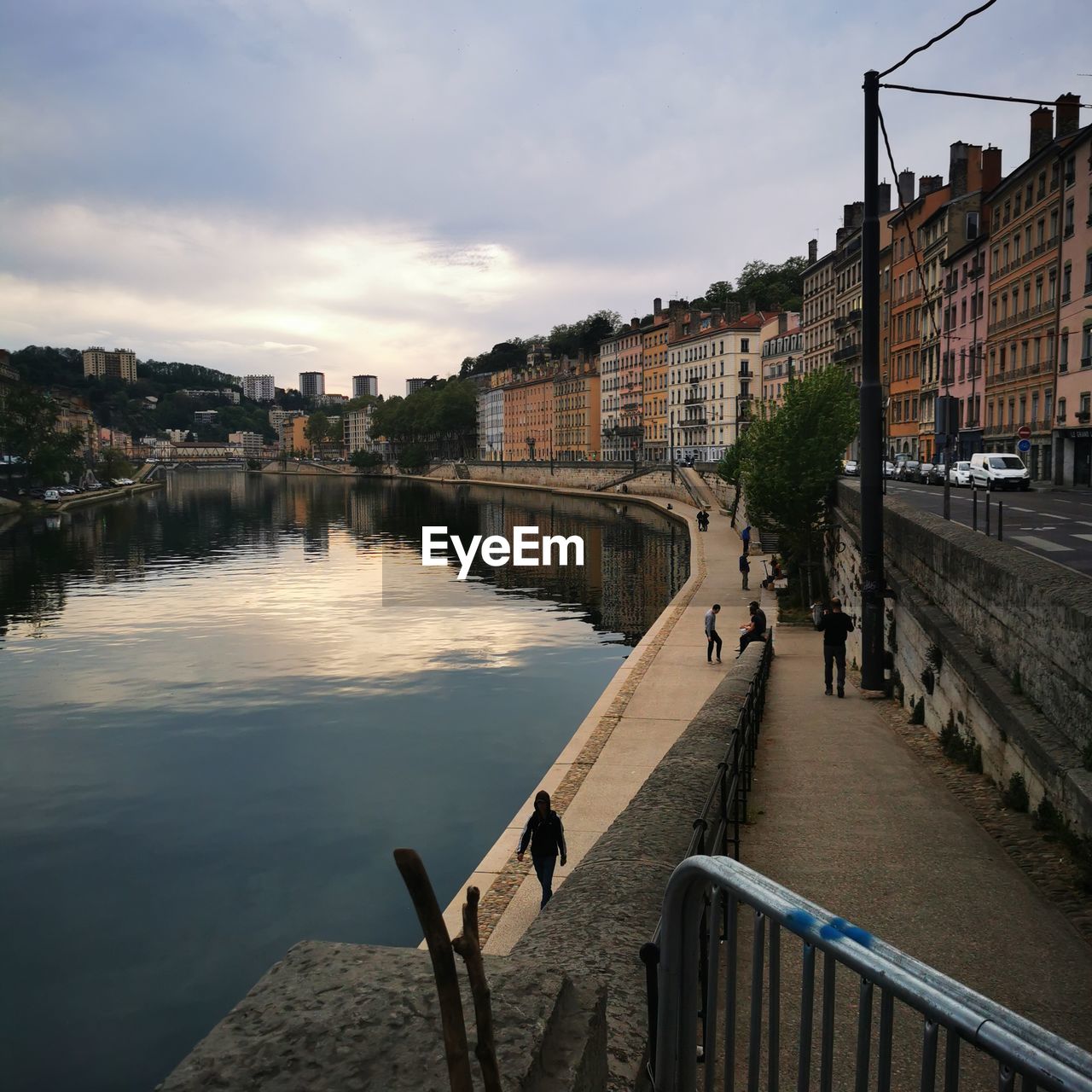 BRIDGE OVER RIVER AGAINST BUILDINGS IN CITY