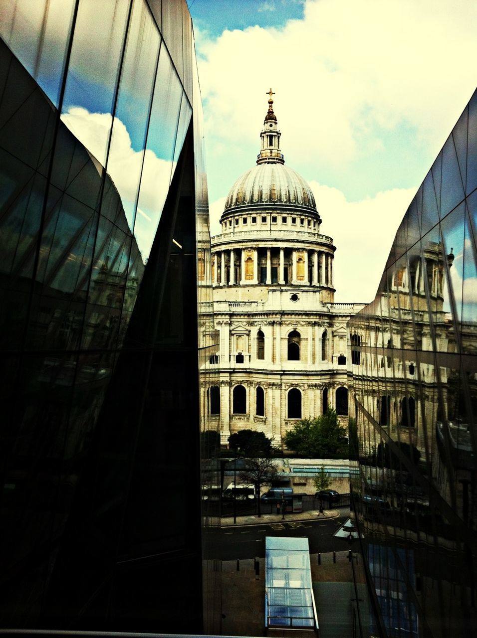 LOW ANGLE VIEW OF MODERN BUILDING AGAINST SKY