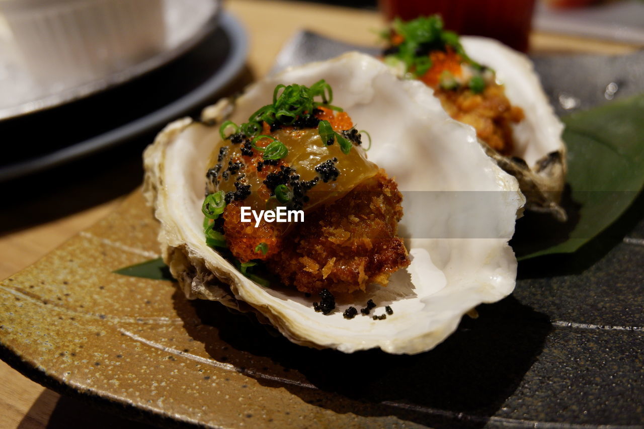 CLOSE-UP OF FOOD IN PLATE