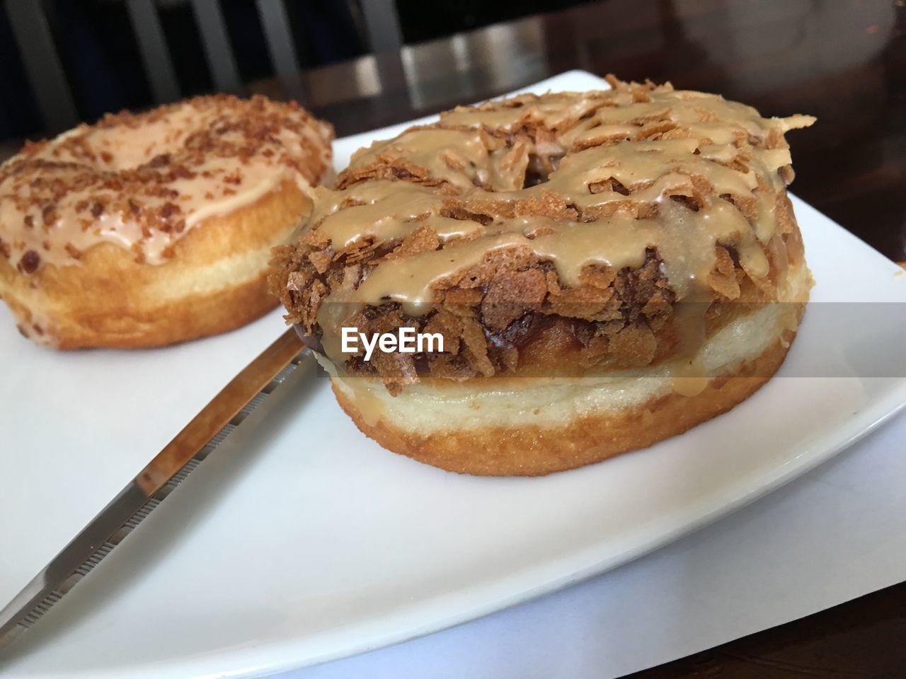 CLOSE-UP OF SWEET FOOD ON PLATE