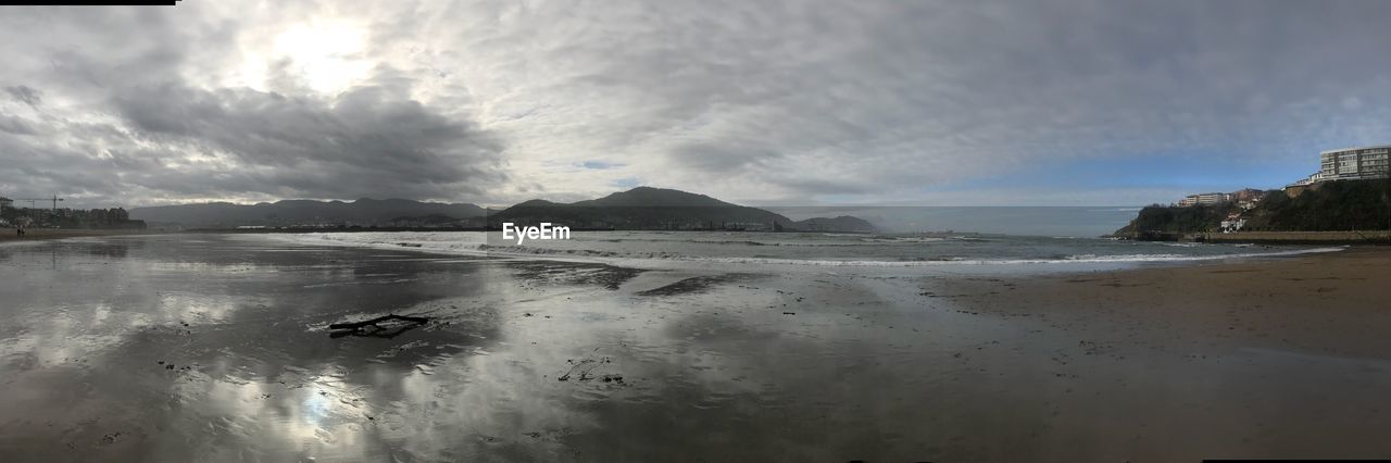 PANORAMIC SHOT OF SEA AGAINST SKY