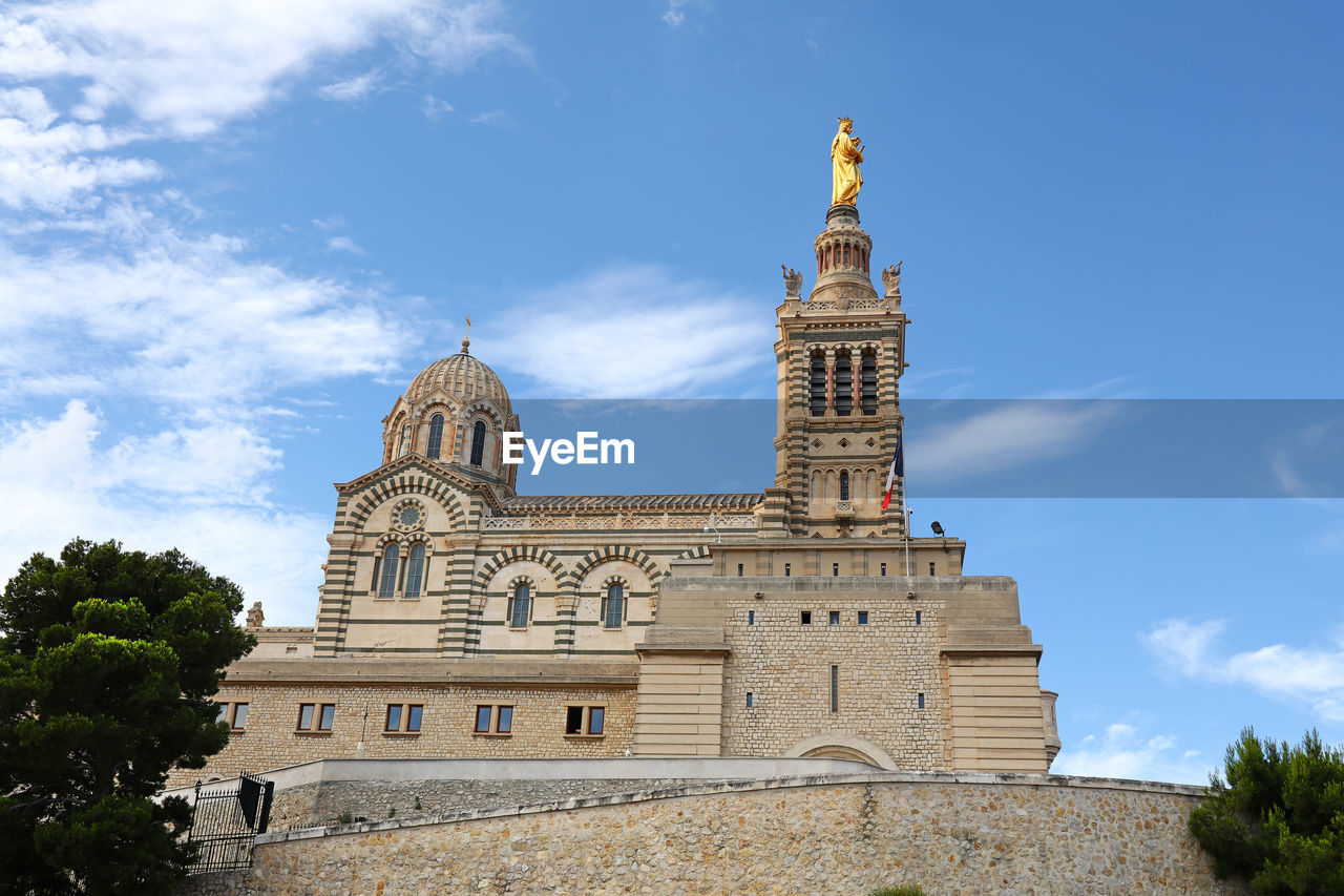 LOW ANGLE VIEW OF TOWER OF BUILDING AGAINST SKY