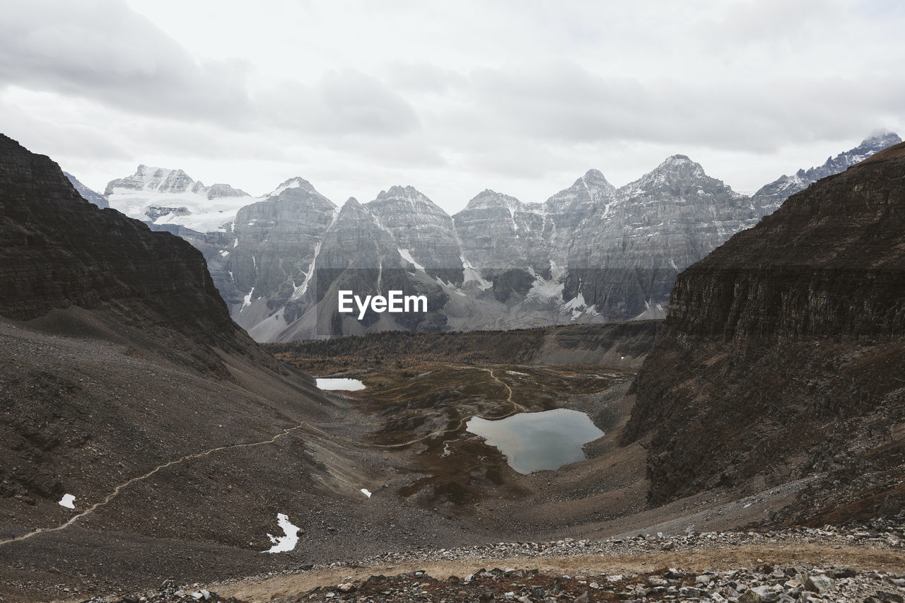 SCENIC VIEW OF MOUNTAIN RANGE AGAINST SKY