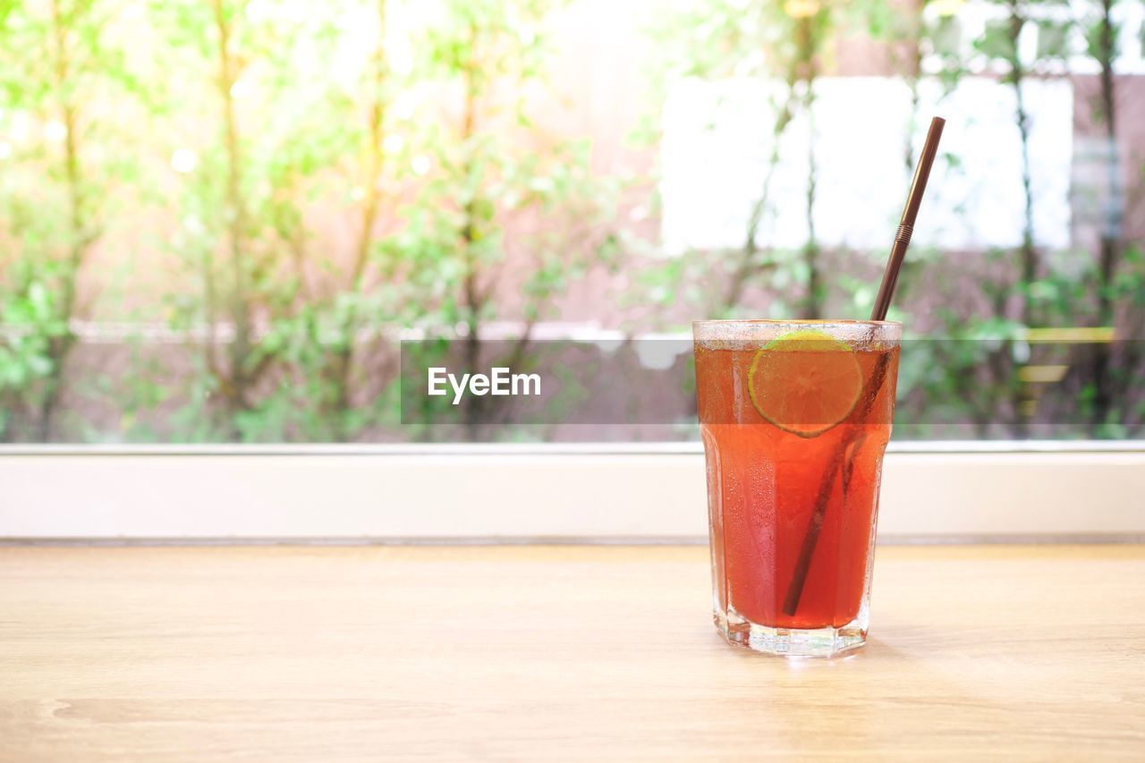 CLOSE-UP OF DRINK IN GLASS