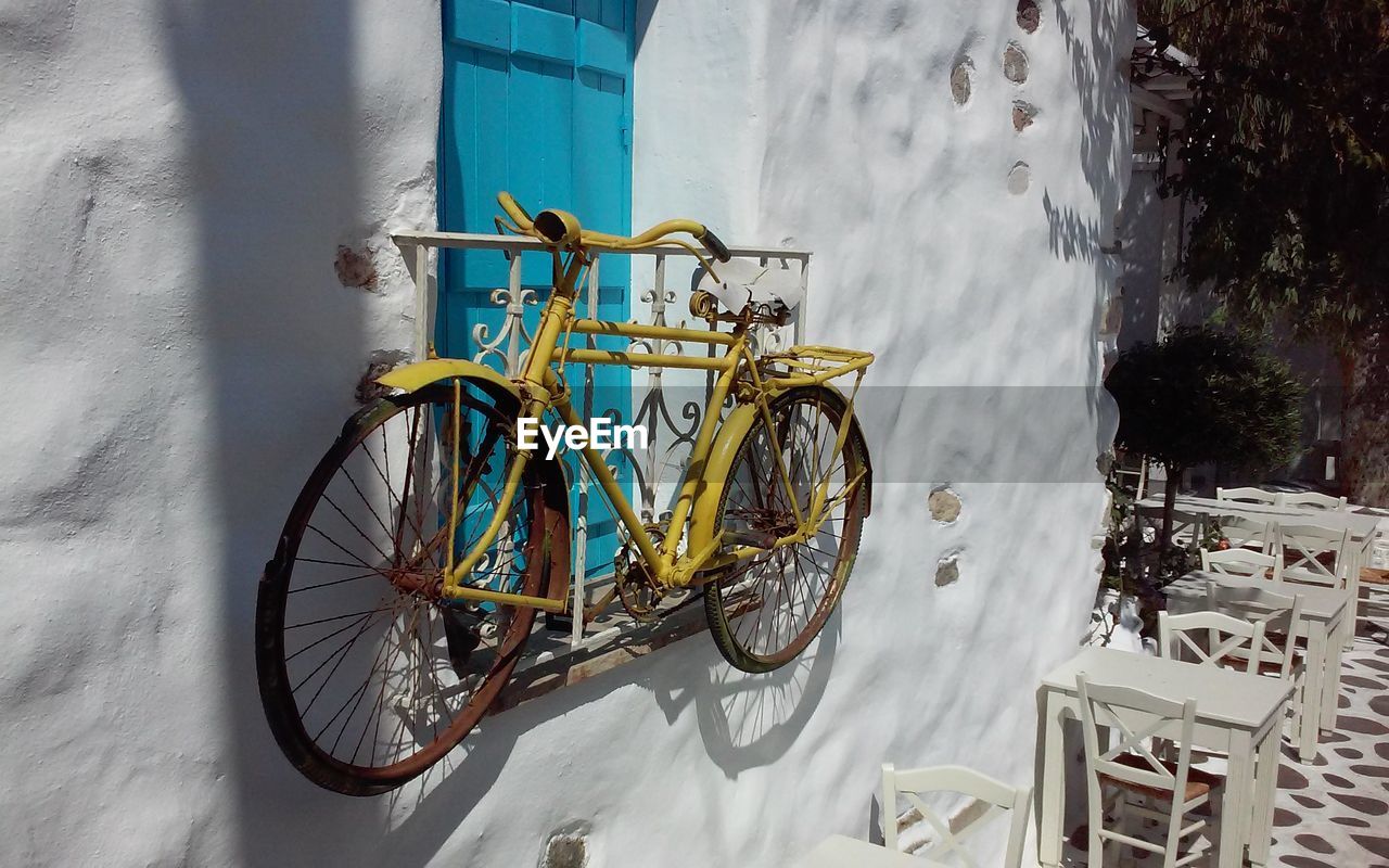 BICYCLE WHEEL AGAINST BUILDING