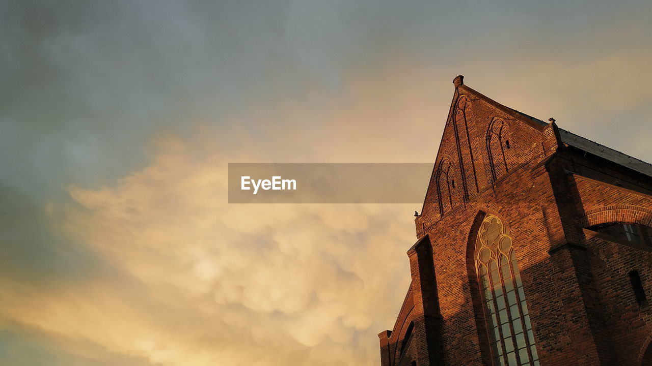 LOW ANGLE VIEW OF BUILDING AGAINST SKY