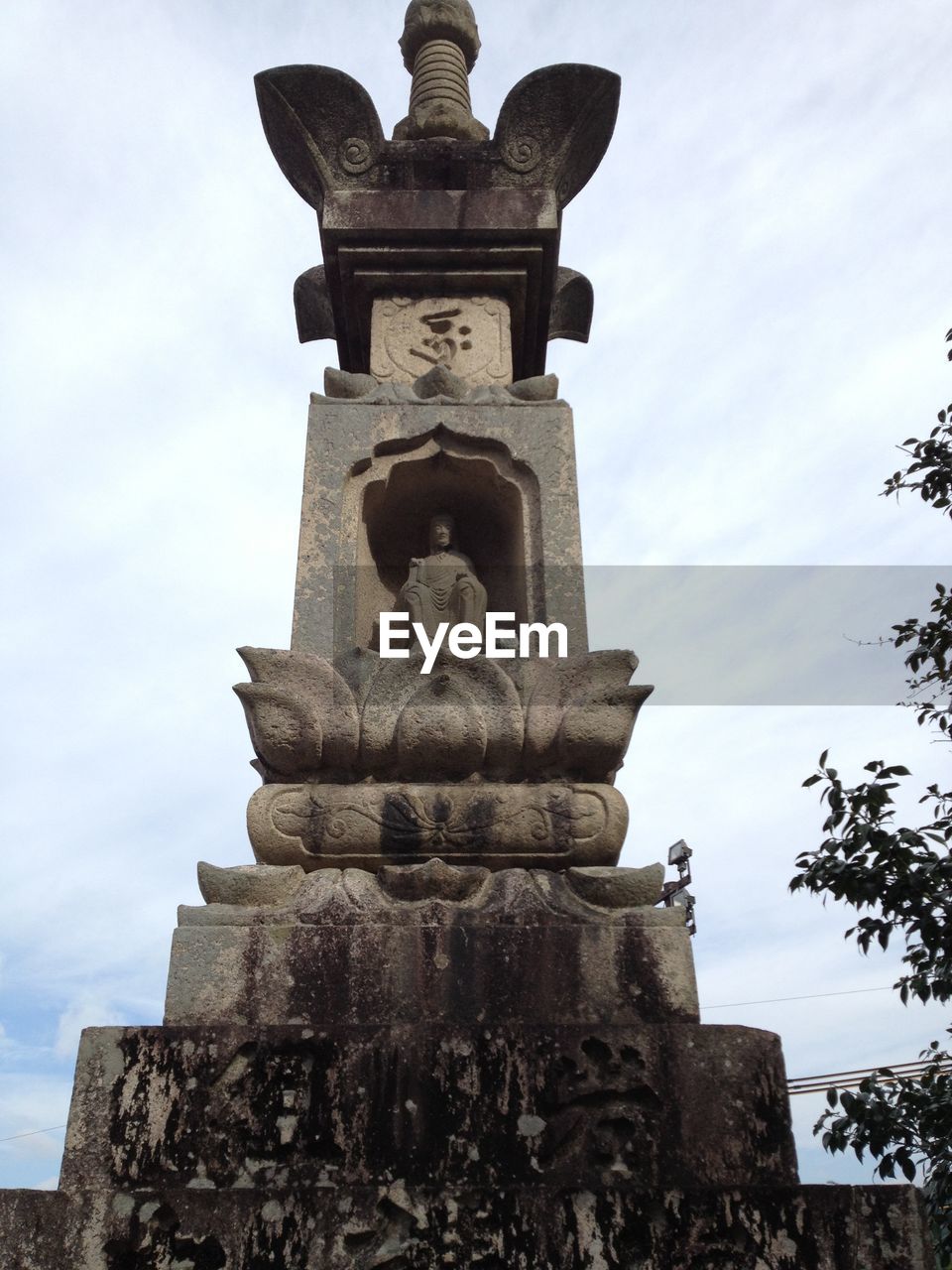 LOW ANGLE VIEW OF OLD BUILDING AGAINST SKY