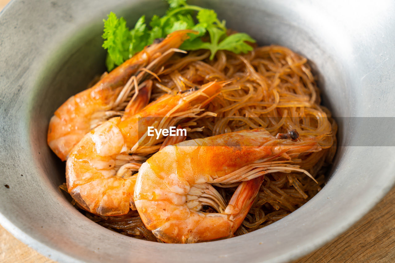 HIGH ANGLE VIEW OF NOODLES IN BOWL IN CONTAINER