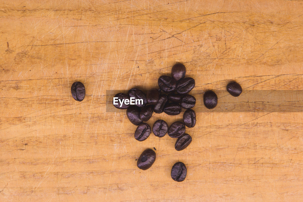 HIGH ANGLE VIEW OF COFFEE CUP ON TABLE