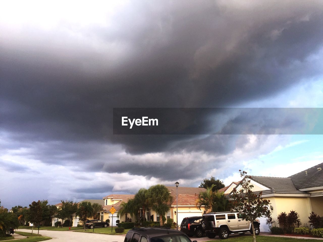 VIEW OF BUILDINGS AGAINST CLOUDY SKY