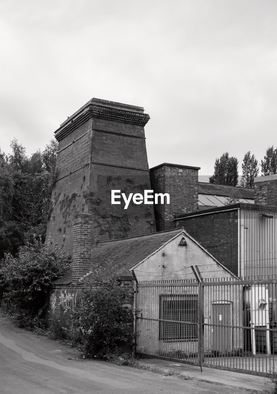 VIEW OF BUILT STRUCTURE AGAINST THE SKY