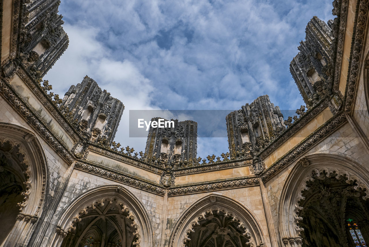 LOW ANGLE VIEW OF TEMPLE AGAINST SKY