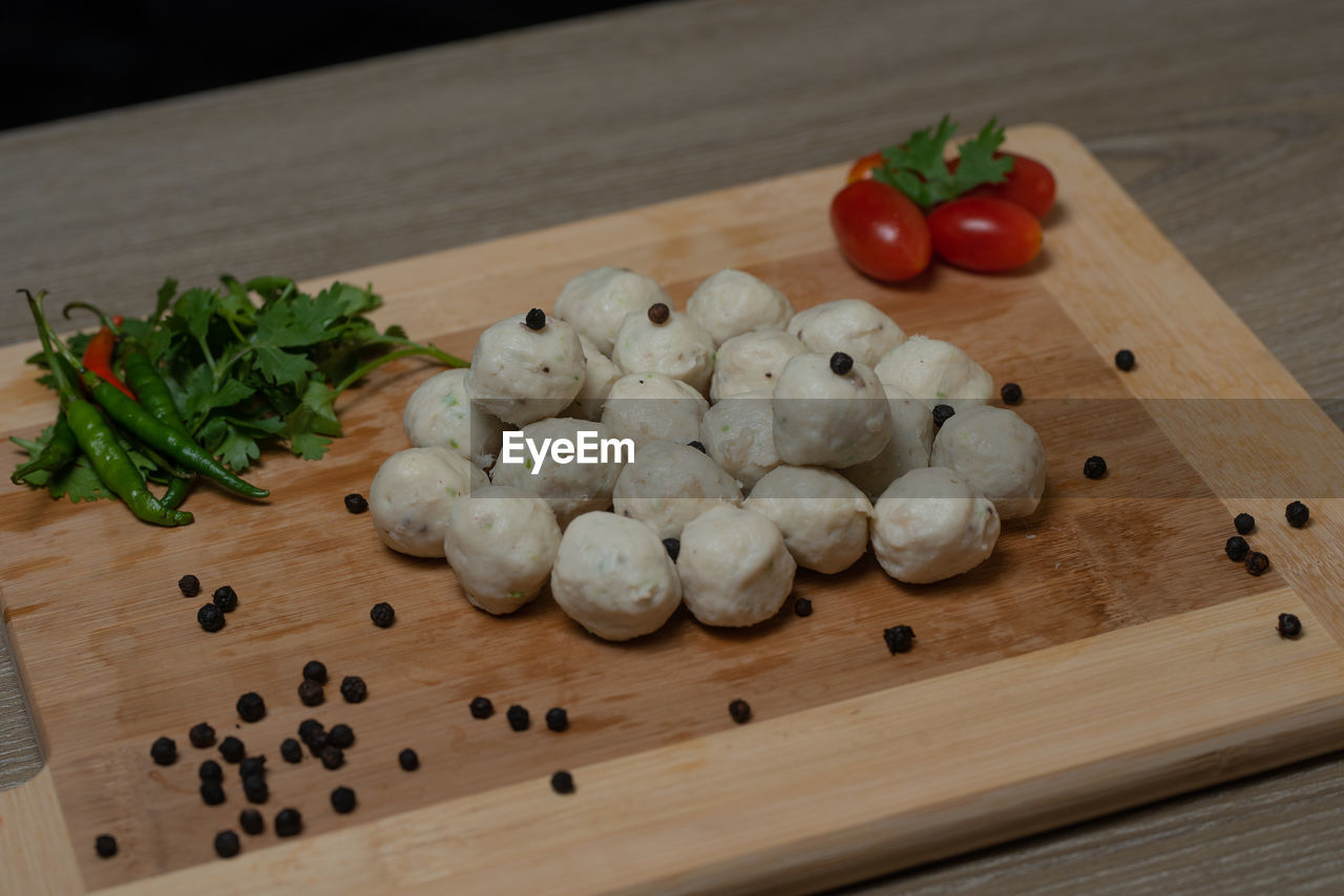 HIGH ANGLE VIEW OF CHOPPED FRUITS ON TABLE