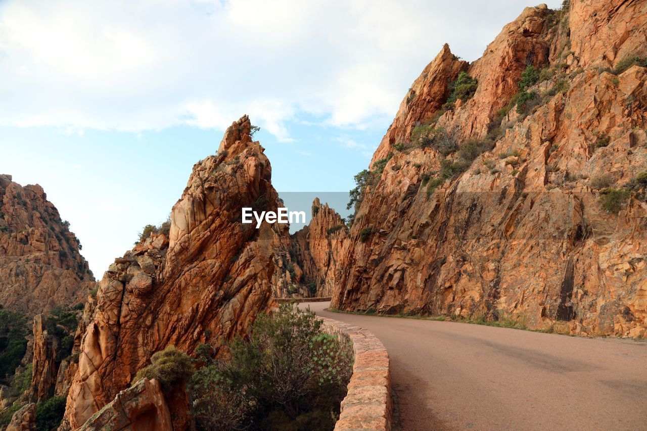 PANORAMIC VIEW OF MOUNTAINS AGAINST SKY