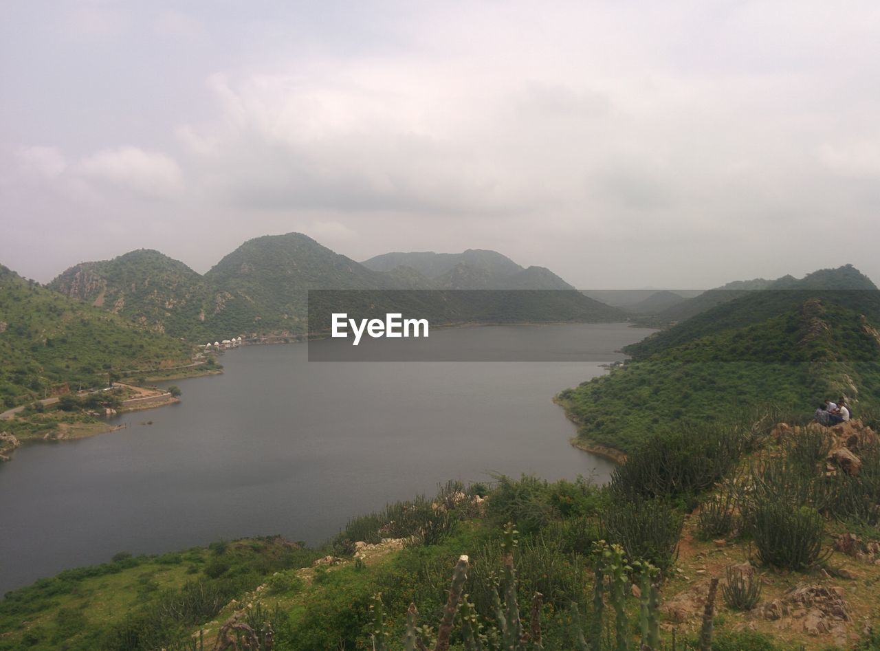 SCENIC VIEW OF LAKE AMIDST MOUNTAINS AGAINST SKY