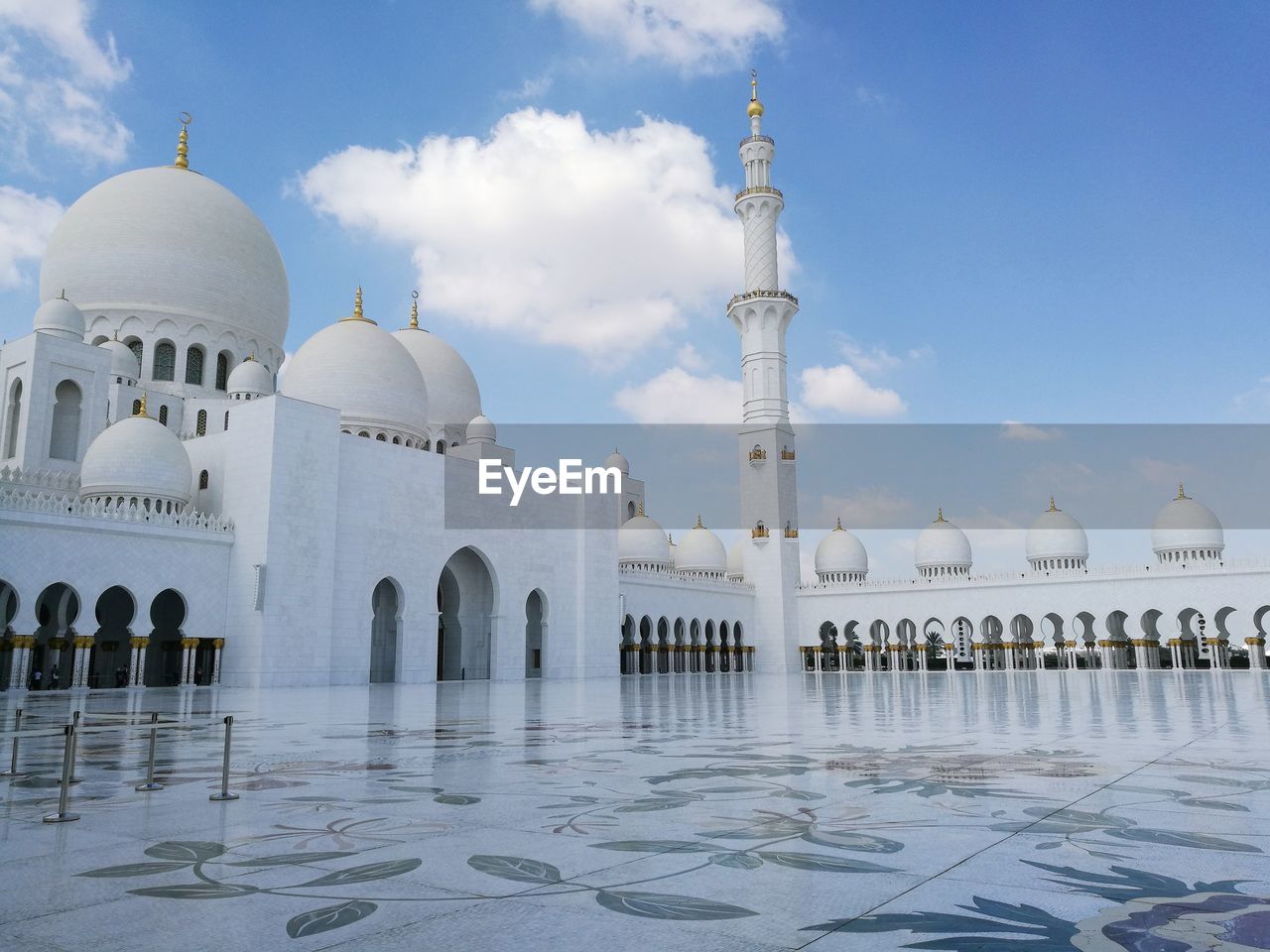 Sheikh zayed mosque against cloudy sky