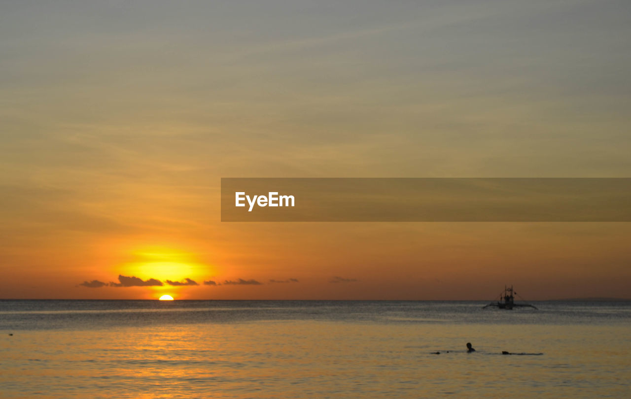 VIEW OF SEA AGAINST SKY DURING SUNSET