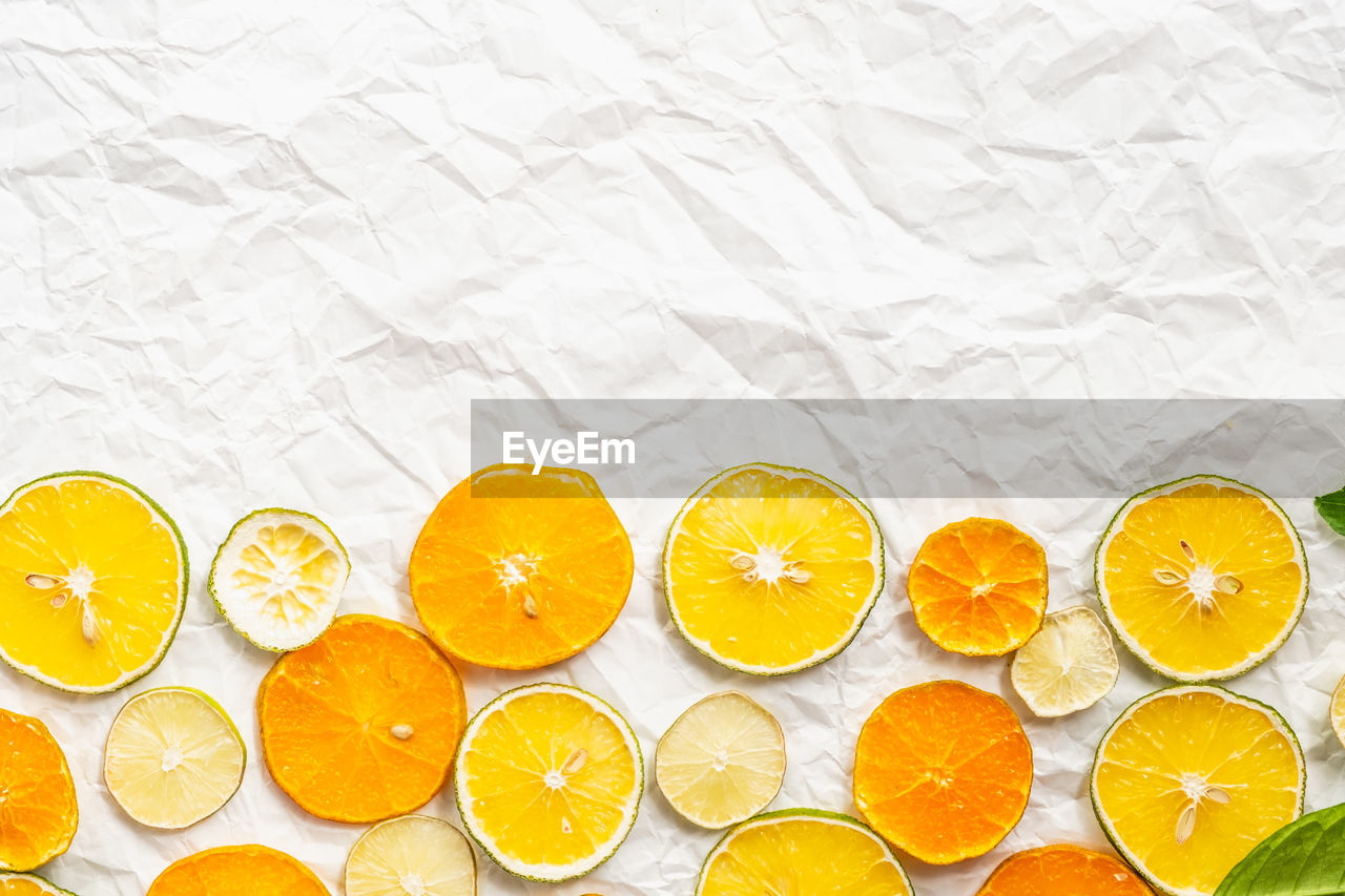 HIGH ANGLE VIEW OF ORANGE FRUITS IN GLASS