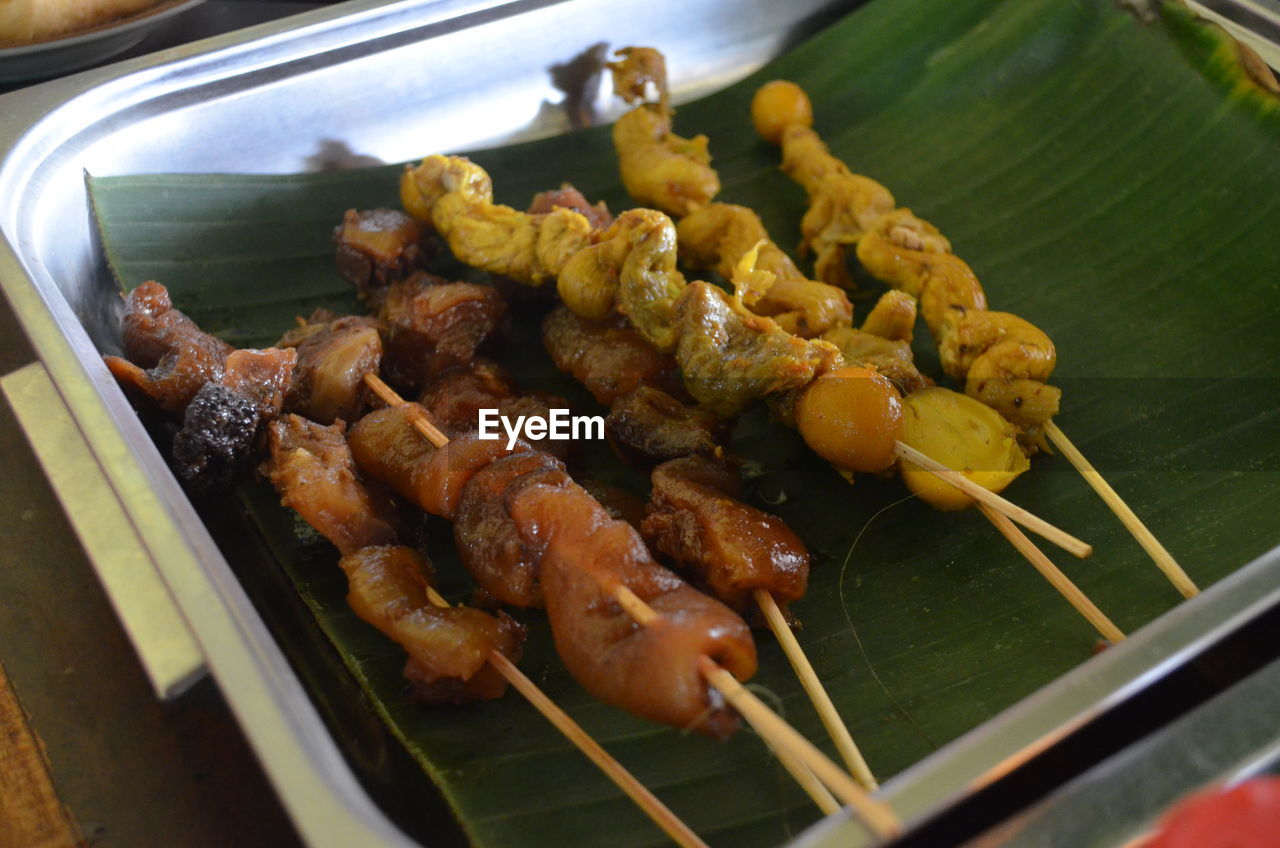 HIGH ANGLE VIEW OF FOOD IN PLATE