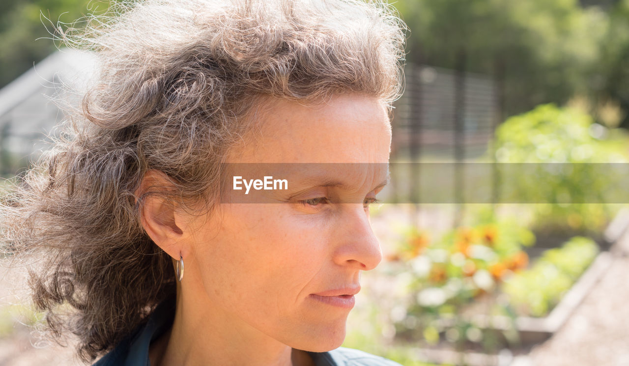 Close-up of thoughtful mature woman looking away