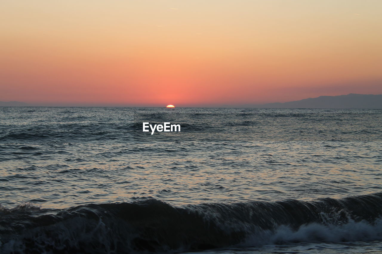 SCENIC VIEW OF SEA AGAINST SUNSET SKY