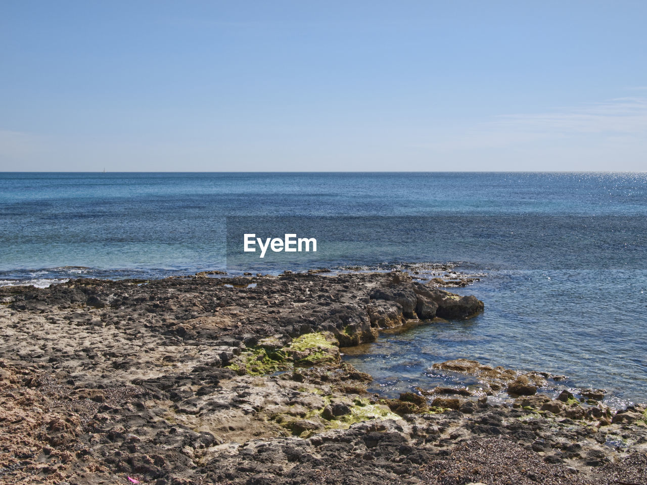 SCENIC VIEW OF SEA SHORE AGAINST SKY