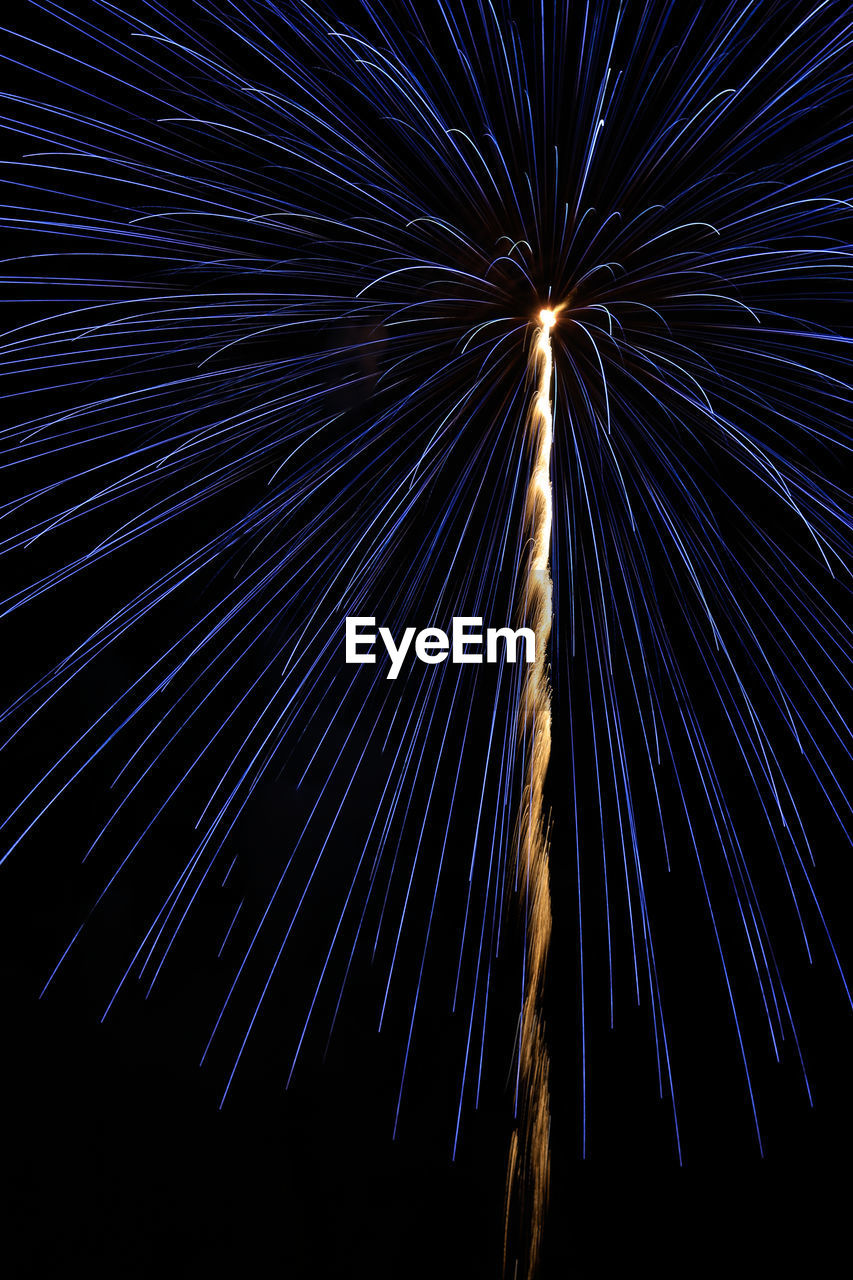 LOW ANGLE VIEW OF ILLUMINATED FIREWORK DISPLAY AGAINST SKY AT NIGHT