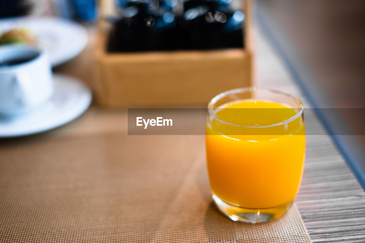 CLOSE-UP OF ORANGE JUICE IN GLASS