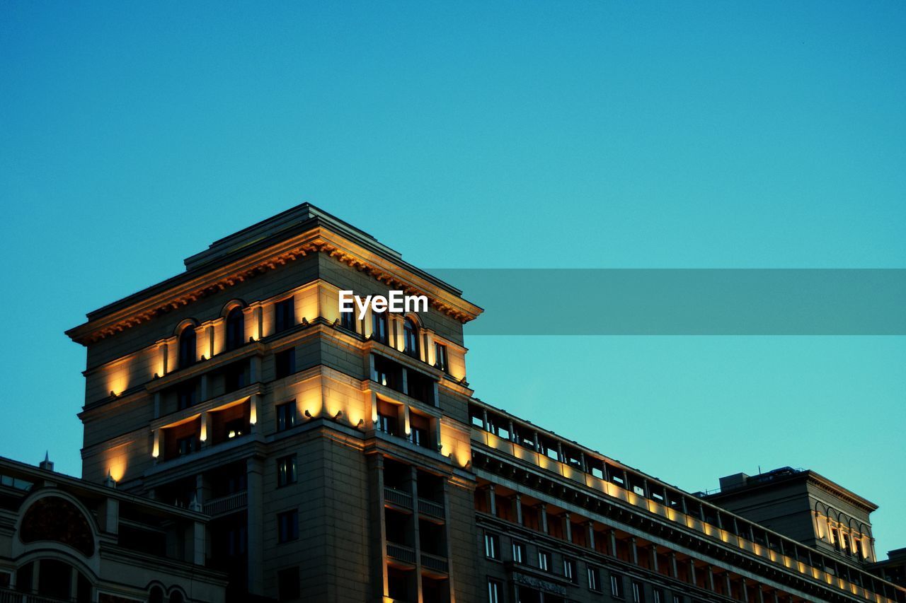 LOW ANGLE VIEW OF MODERN BUILDING AGAINST BLUE SKY