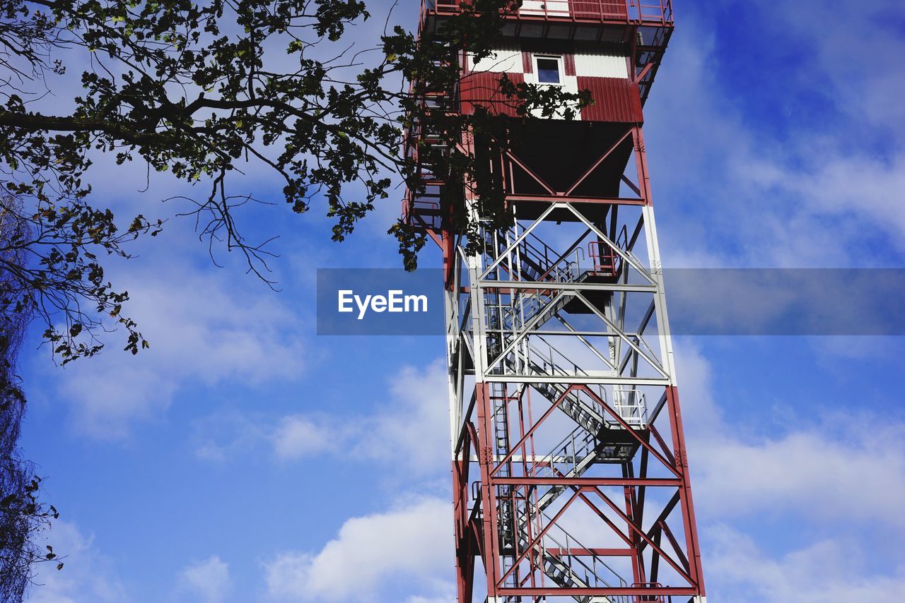 LOW ANGLE VIEW OF COMMUNICATIONS TOWER AGAINST BLUE SKY