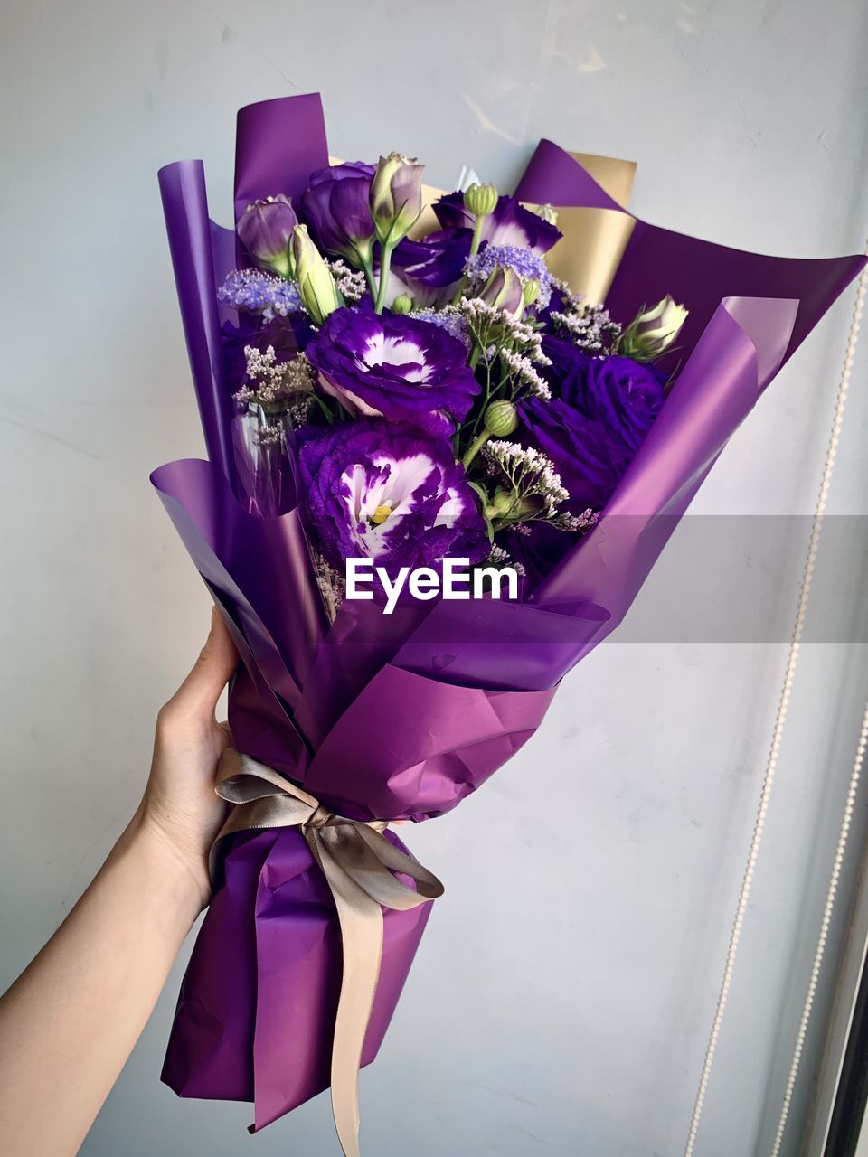 Cropped hand of woman holding bouquet