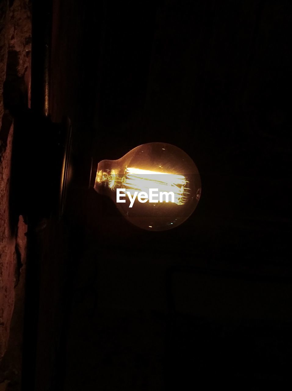 ILLUMINATED LIGHT BULB