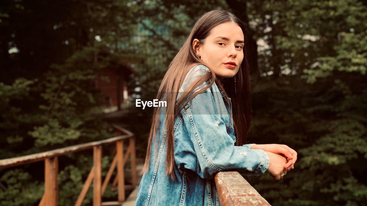 SIDE VIEW OF TEENAGE GIRL LOOKING AWAY