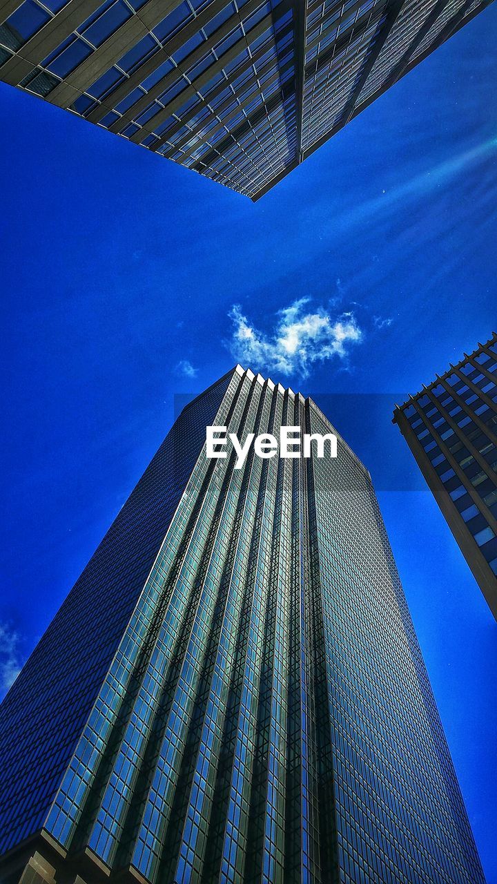 LOW ANGLE VIEW OF SKYSCRAPER AGAINST BLUE SKY
