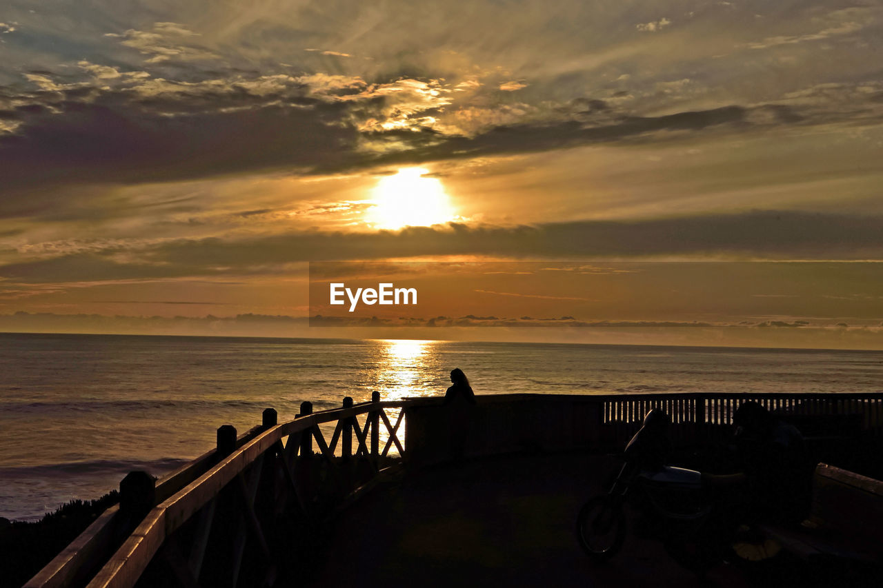 SCENIC VIEW OF SEA AGAINST SUNSET SKY