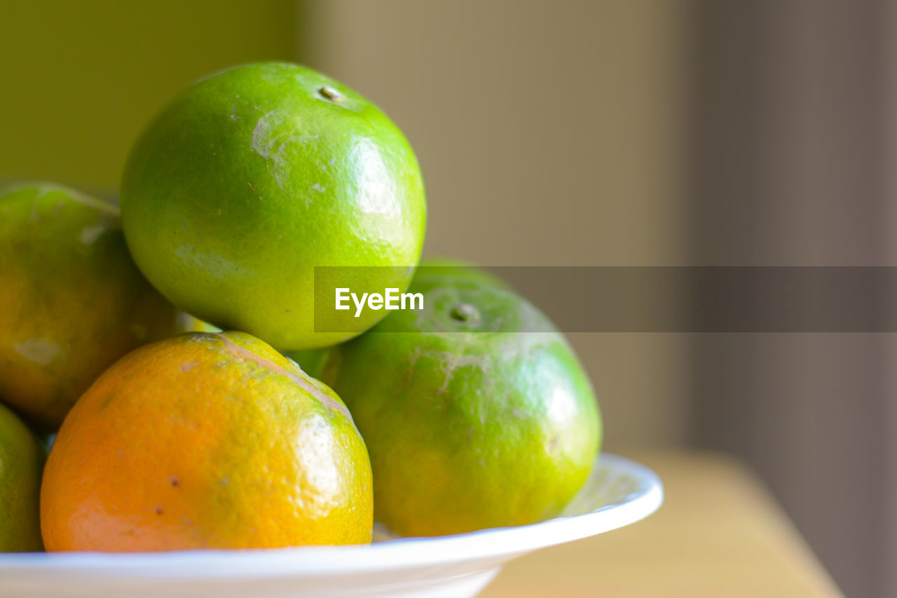 CLOSE-UP OF ORANGES IN BOWL