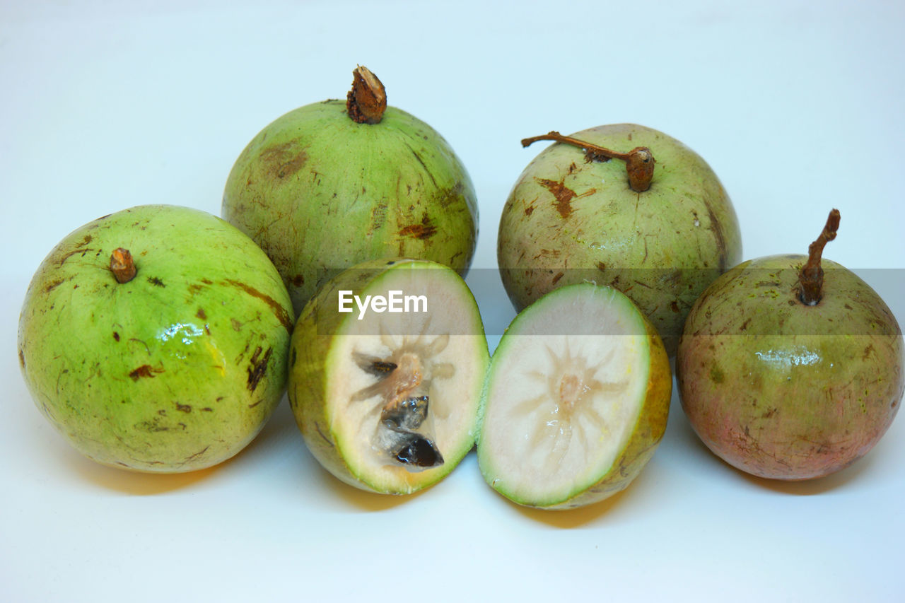 CLOSE-UP OF FRUITS IN PLATE