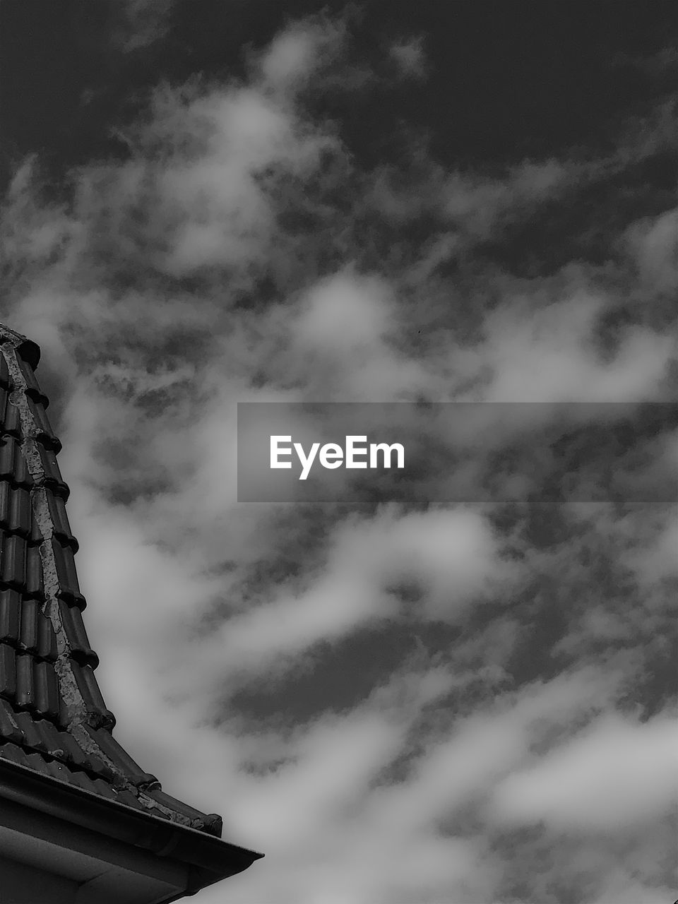 LOW ANGLE VIEW OF STATUE AGAINST CLOUDY SKY