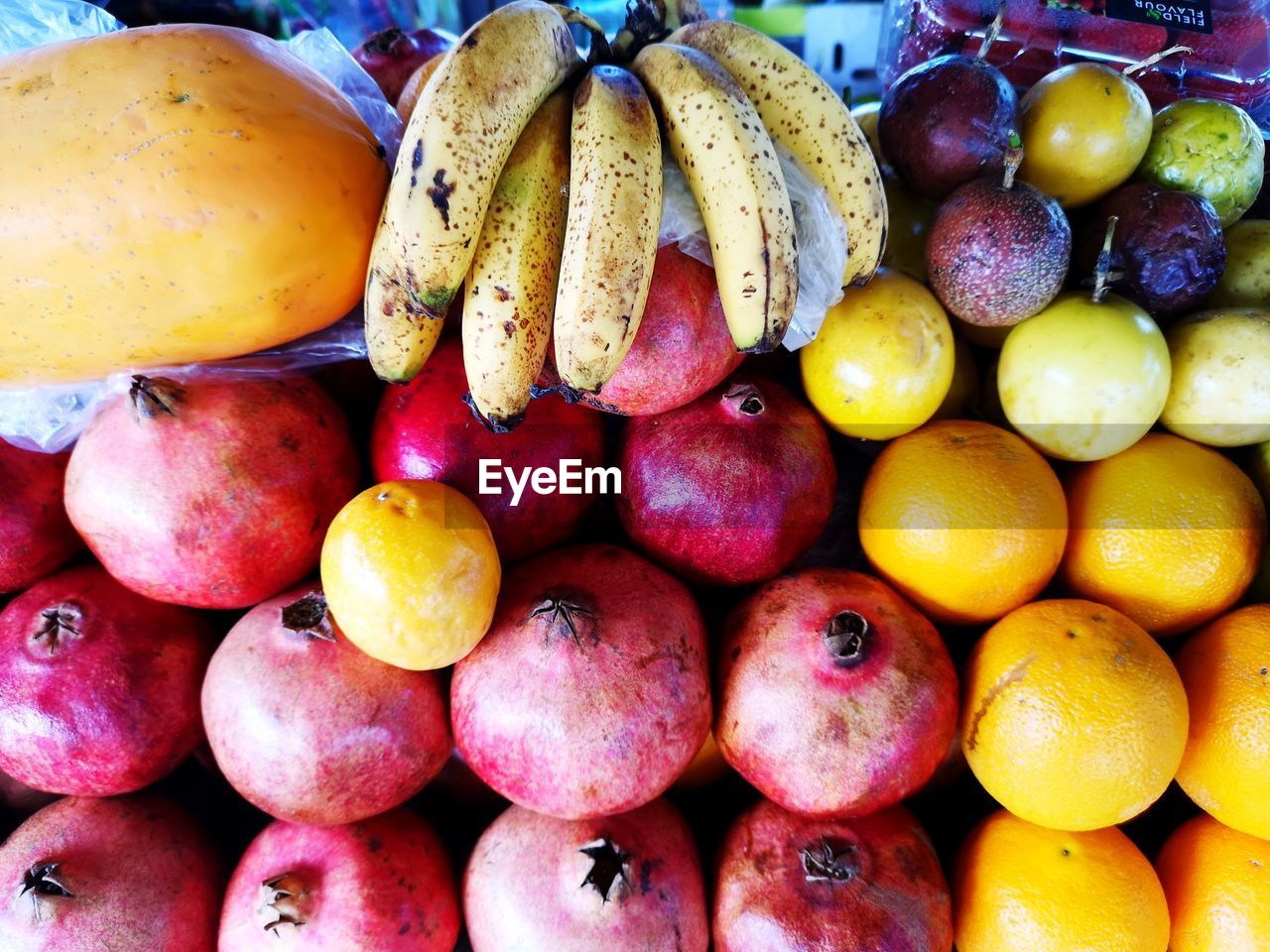 FULL FRAME SHOT OF APPLES