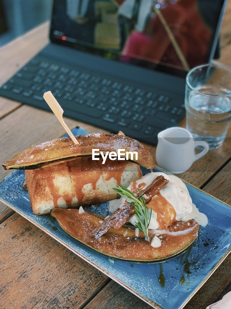 HIGH ANGLE VIEW OF BREAKFAST IN PLATE