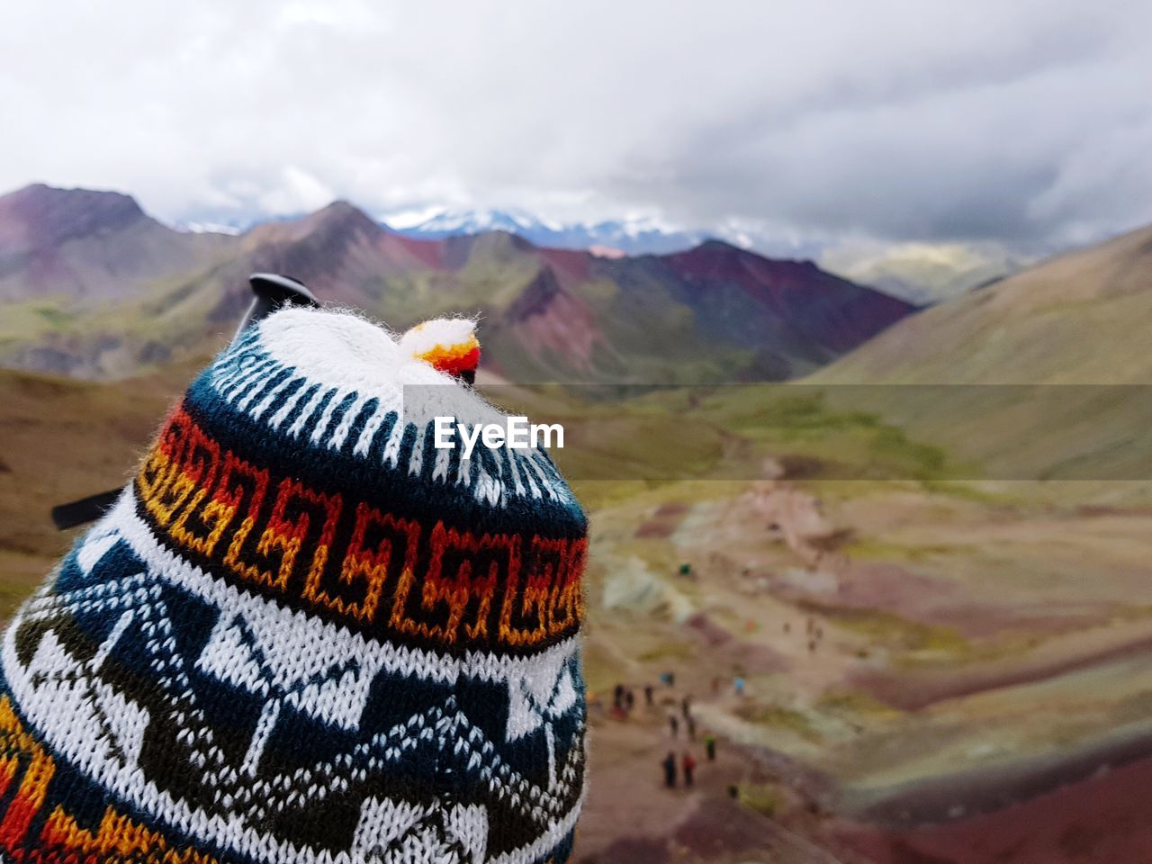 SCENIC VIEW OF HAT AGAINST MOUNTAINS