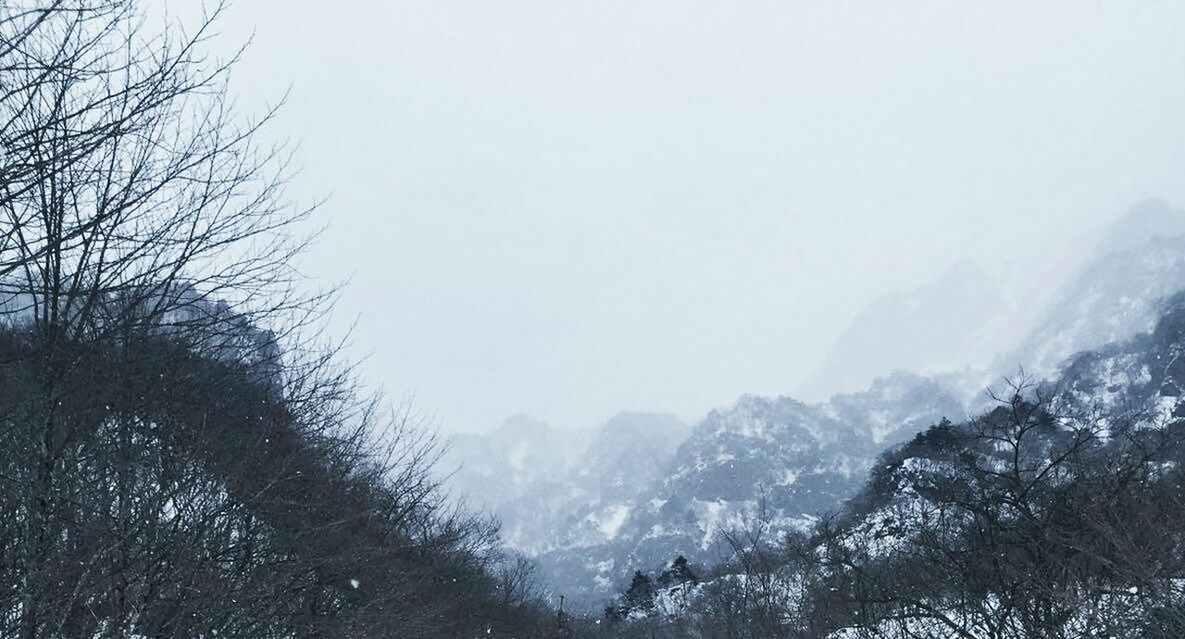 SCENIC VIEW OF MOUNTAINS DURING FOGGY WEATHER