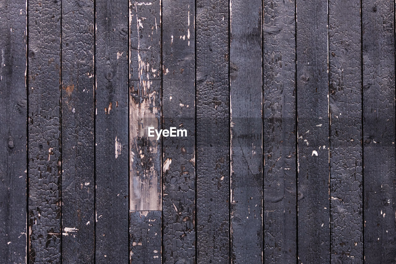 FULL FRAME SHOT OF WEATHERED WOODEN PLANK