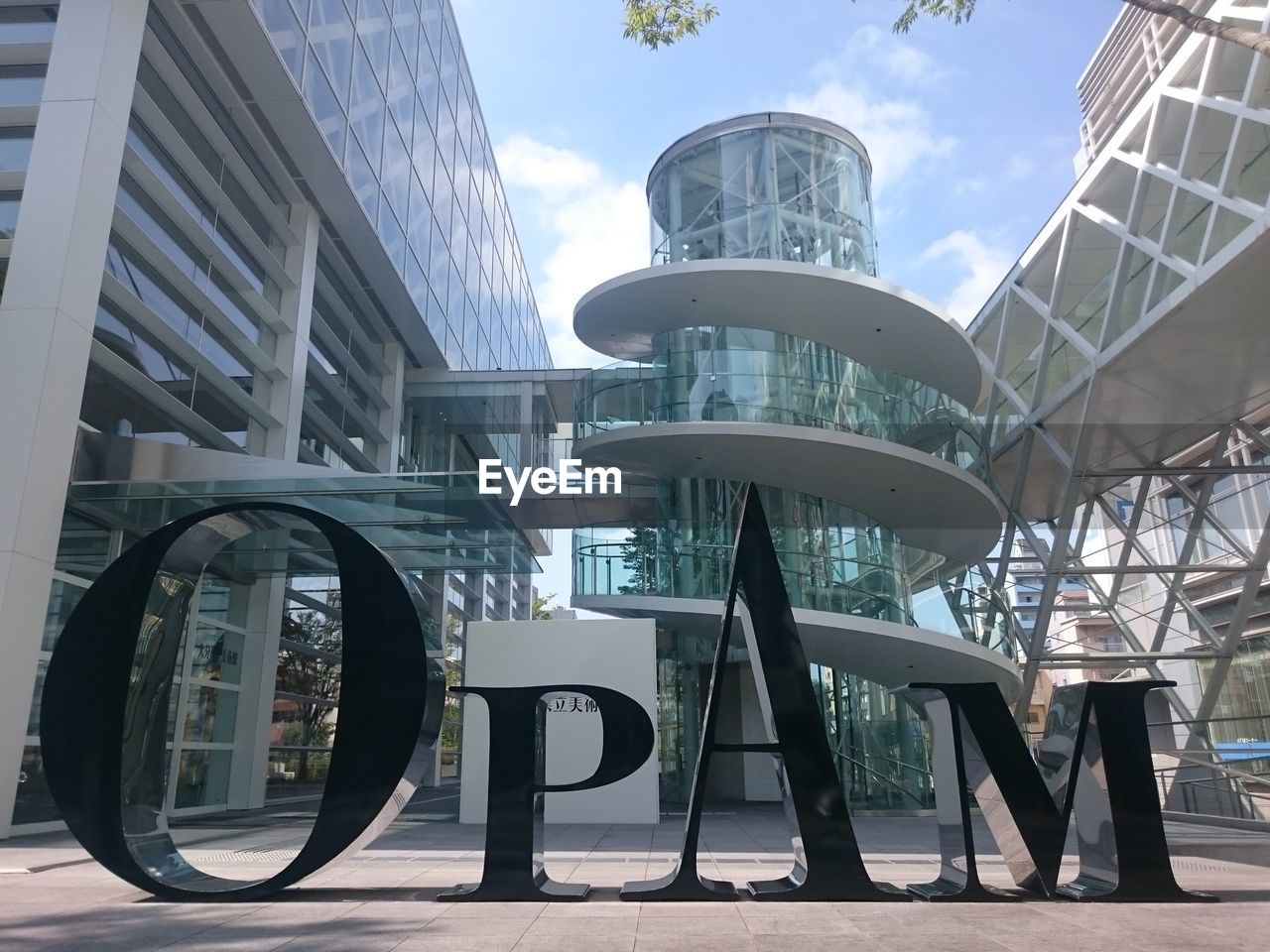 LOW ANGLE VIEW OF MODERN BUILDINGS AGAINST SKY