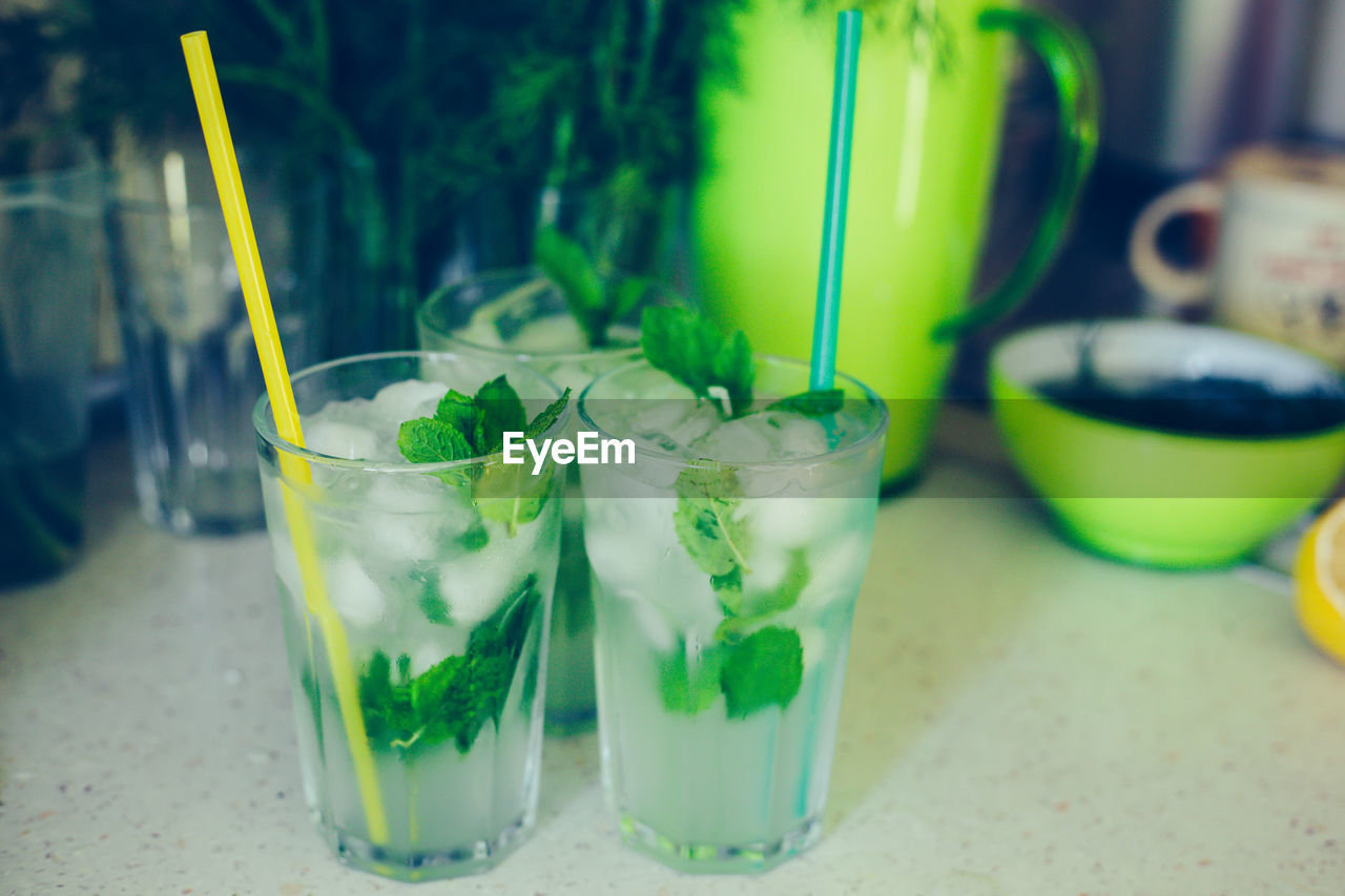 CLOSE-UP OF DRINK IN GLASS