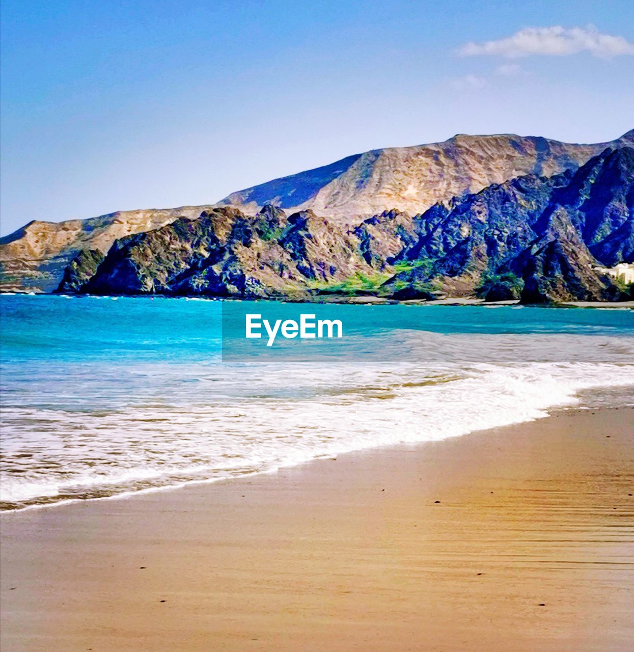 SCENIC VIEW OF SEA AND MOUNTAINS AGAINST CLEAR SKY