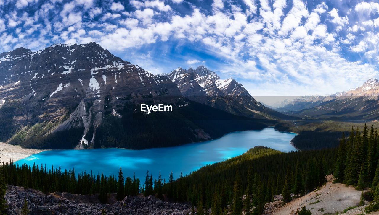 SCENIC VIEW OF LAKE AMIDST MOUNTAINS AGAINST SKY